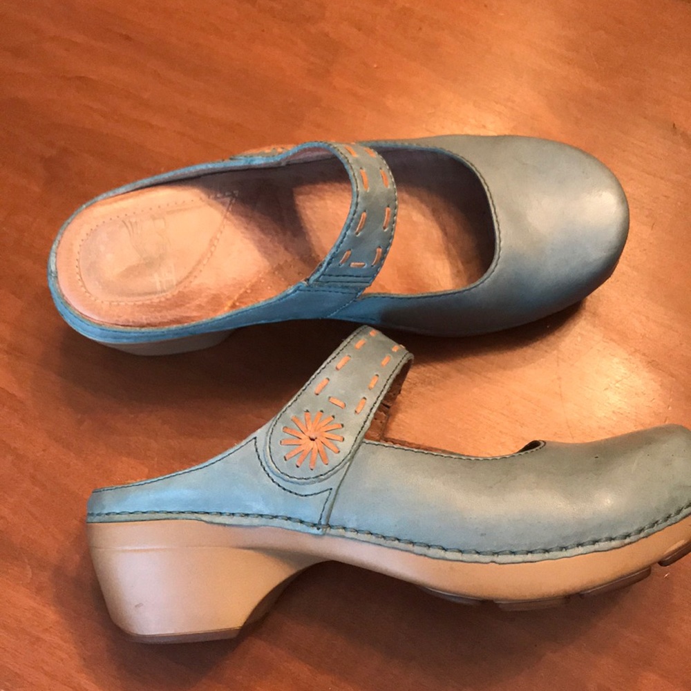 Darling dansko shoes.